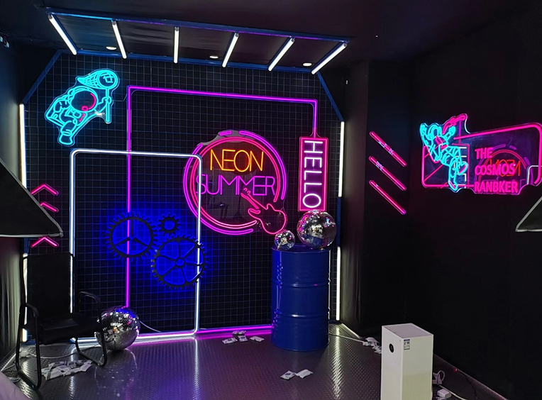Live broadcast room