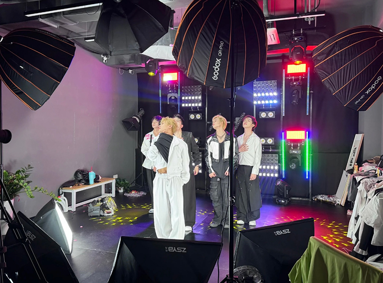Live broadcast room